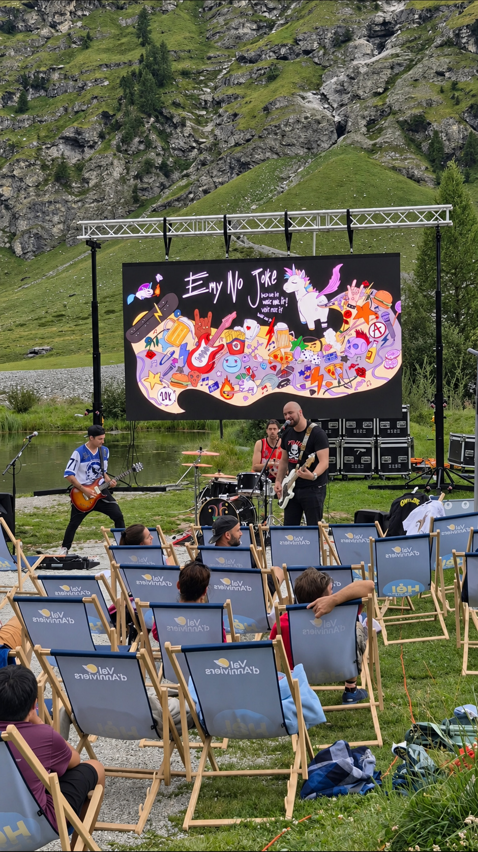 Concert diffusé sur écran LED en montagne