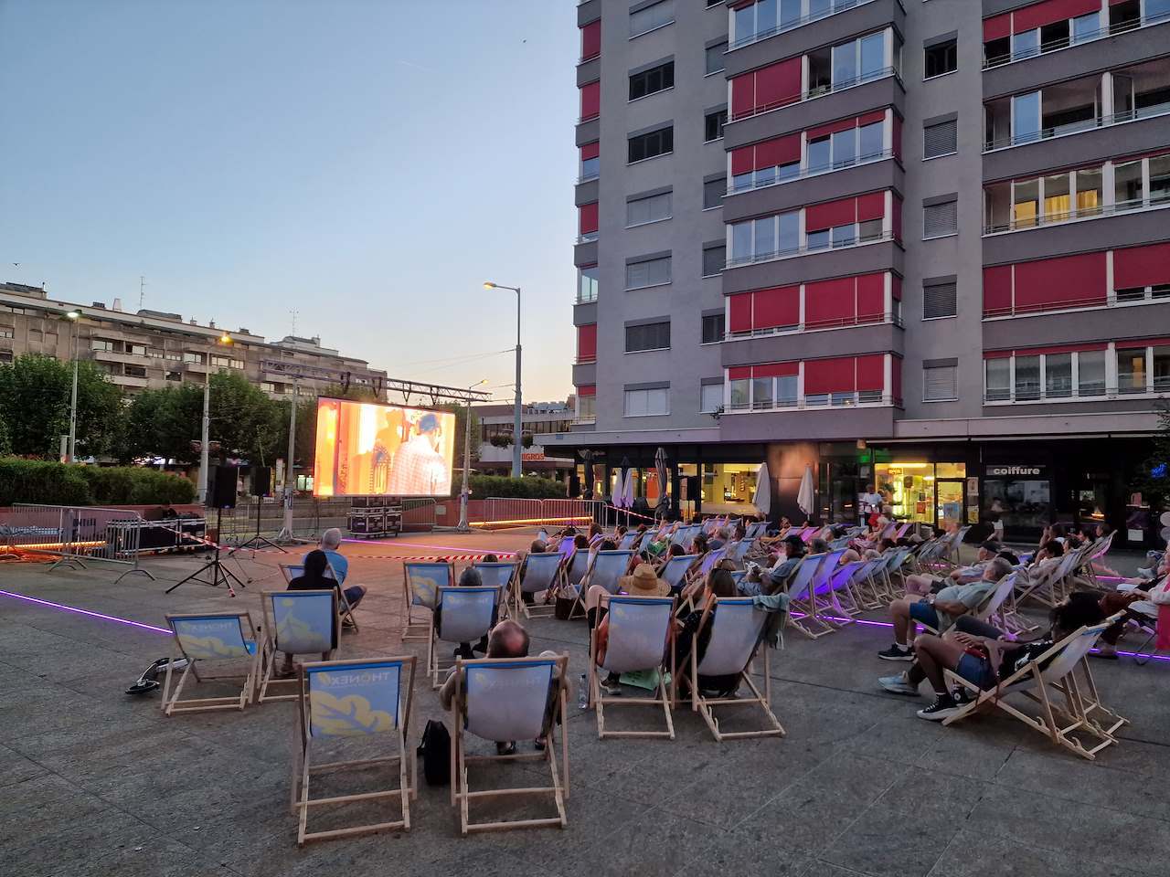 Projection urbaine avec écran LED et transats