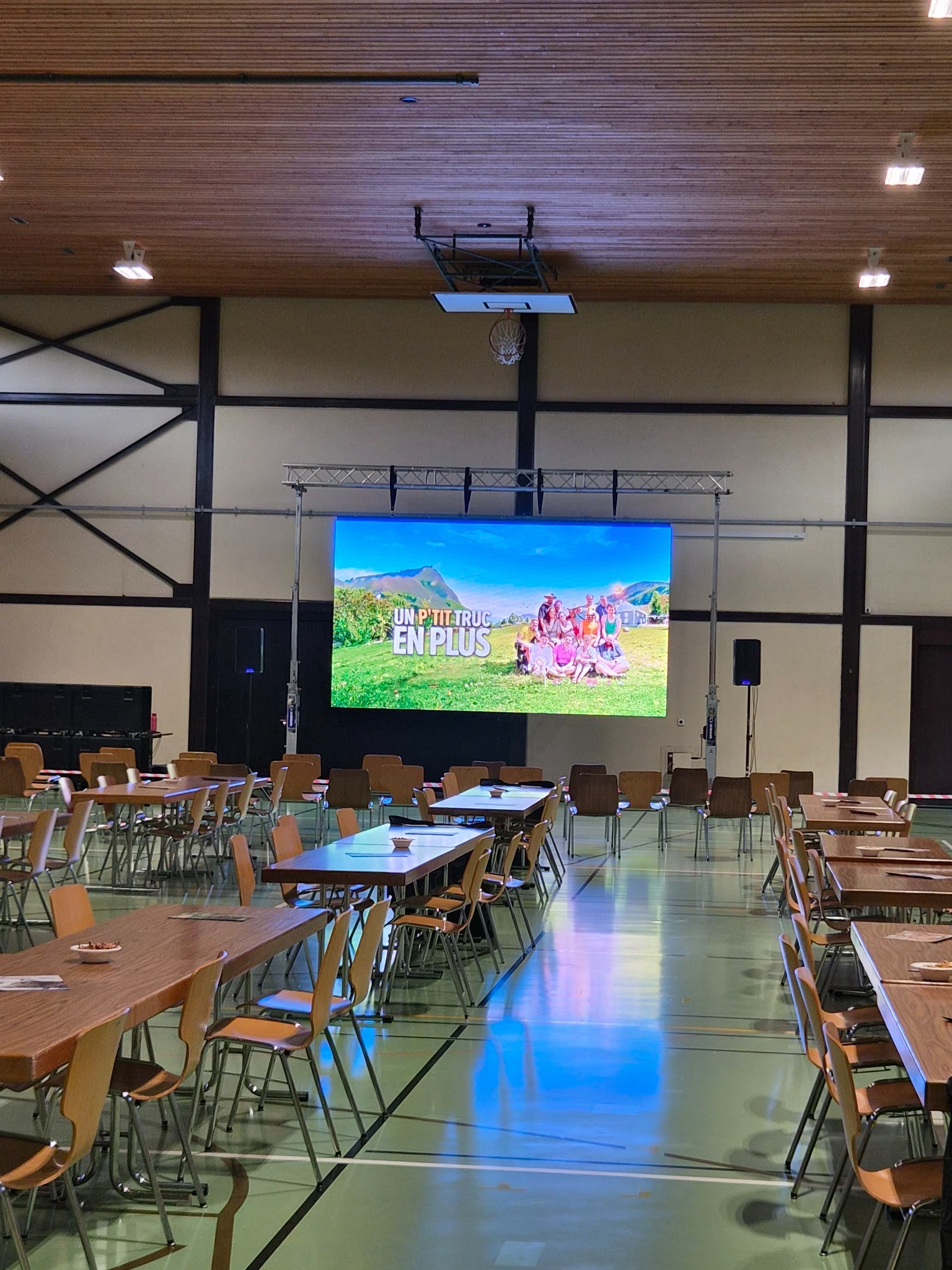 Écran LED dans une salle communale
