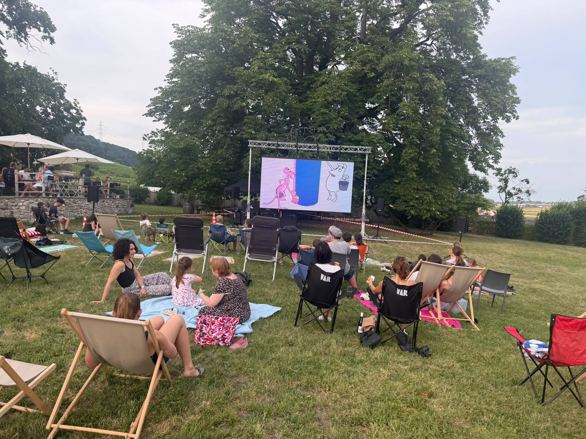 Écran LED et public dans un parc
