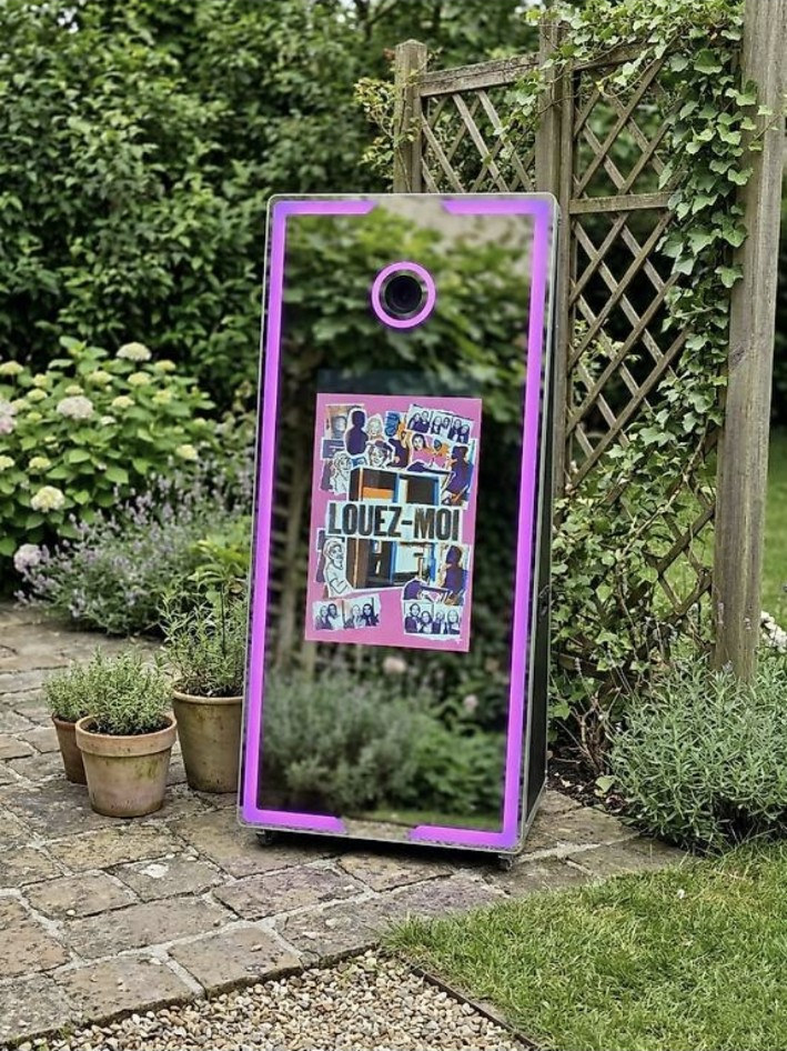 Le photobooth miroir réel de MSCREEN, avec éclairage violet et caméra centrale