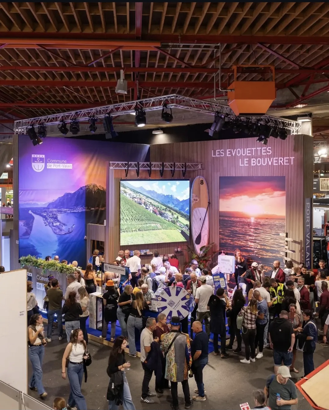 Écran LED installé sur un stand lors d’un salon professionnel