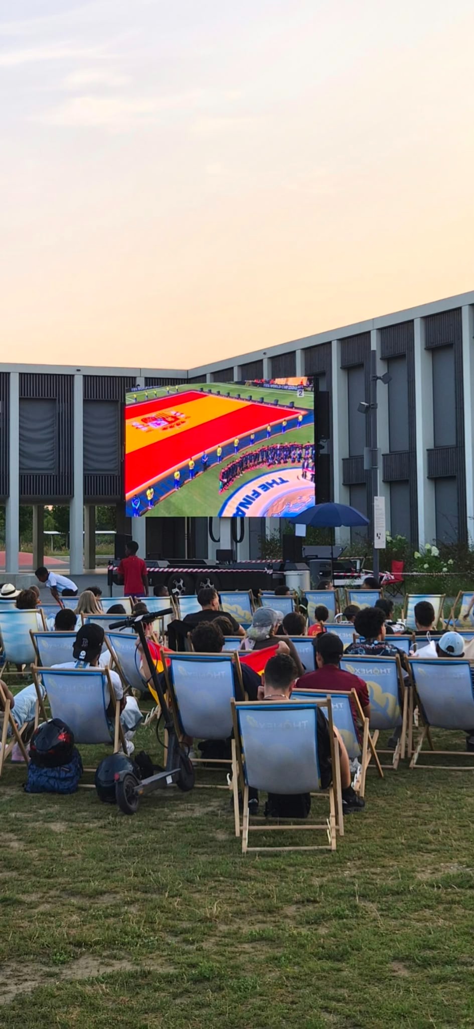 Diffusion sportive sur écran LED devant un public